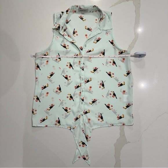 Sleeveless collared blouse with toucans - Picture 1 of 5